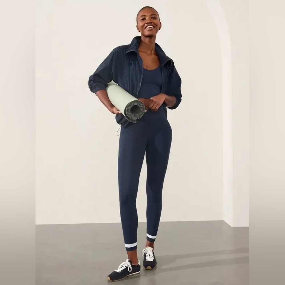 EUC- Athleta Salutation Stash Navy Colorblock high-rise 7/8 legging Size M